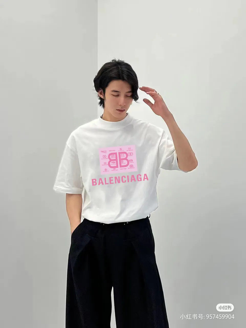 P80✨🔥 BALENCIAGA Paris lettering printed short-sleeved T-shirt. Custom-woven and dyed 300 grams of combed cotton heavyweight fabric. Zero color difference in threads. Perfect details. Different from the current currency version. Welcome to compare. Same Style for men and women. Must-sell in the picture above. Color: White Black Size: 1 2 3 4